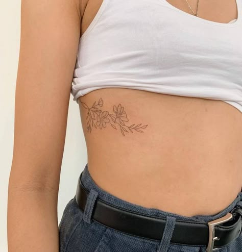 Simple Unique Tattoos, Tattoo Rib, Flower Tattoo On Ribs, Rib Tattoos For Women, Ribcage Tattoo, Petite Tattoos, Cute Tattoos For Women, Classy Tattoos, Discreet Tattoos