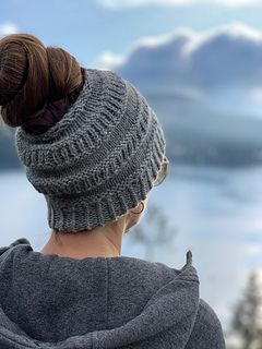 Knit Ponytail Hat Free Pattern, Messy Bun Knitted Hat, Messy Bun Beanie Crochet Pattern, Ponytail Hat Knitting Pattern, Knitted Ponytail Hat, Ponytail Hat Pattern, Messy Bun Hat Pattern, Cabled Hat Pattern, Knit Headband Pattern