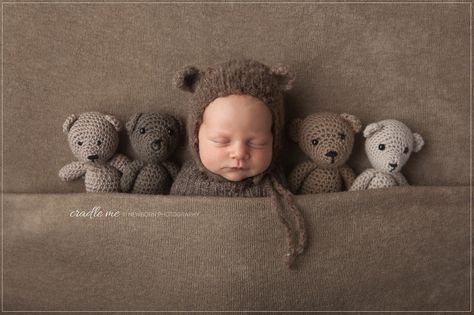 Photo inspiration Teddy Bear Photography, Newborn Teddy Bear, Christmas Photoshoot Kids, Diy Newborn Photography, Crochet Baby Photo Prop, Bear Photography, Newborn Photography Boy, Baby Photoshoot Boy, Newborn Baby Photoshoot