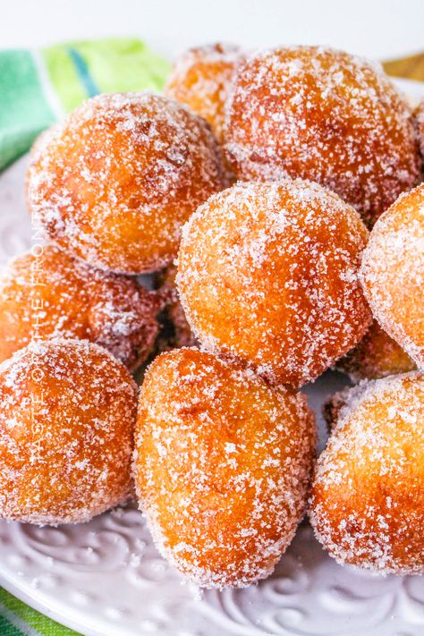 This Malasadas Recipe is a Portuguese dessert that's become a Hawaiian favorite. The fried dough rolled in sugar makes them irresistible! Easy European Desserts, Malasadas Recipe Hawaii Easy, Easy Portuguese Dessert Recipes, Kulolo Recipe Hawaiian Desserts, Portuguese Cookies Recipes, Portuguese Malasadas Recipe, Hawaiian Malasadas Recipe, Easy Malasadas Recipe, Portuguese Malasadas