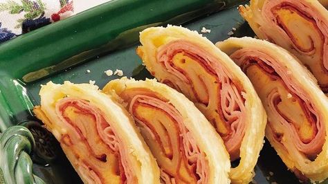 This savory "strudel" takes almost no work to assemble.  Flaky pie pastry surrounds ham, pepperoni and cheese.  Made a variation of this 7/13 - used ham, salami, Parmesan, mozzarella, olive oil, and tomato sauce (had a ton of deli meat to use).  Was pretty good! Pie Crust Appetizers, Ham And Cheese Roll Ups, Pepperoni And Cheese, Dessert Nachos, Pillsbury Pie Crust, Pie Pastry, Youth Groups, Pillsbury Recipes, Refrigerated Pie Crust