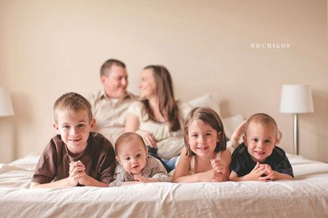 Family Bed Photos, Indoor Family Photography, Indoor Family Photos, Home Photoshoot Ideas, Large Family Poses, Large Family Photos, Home Photoshoot, Indoor Family, Home Photo Shoots