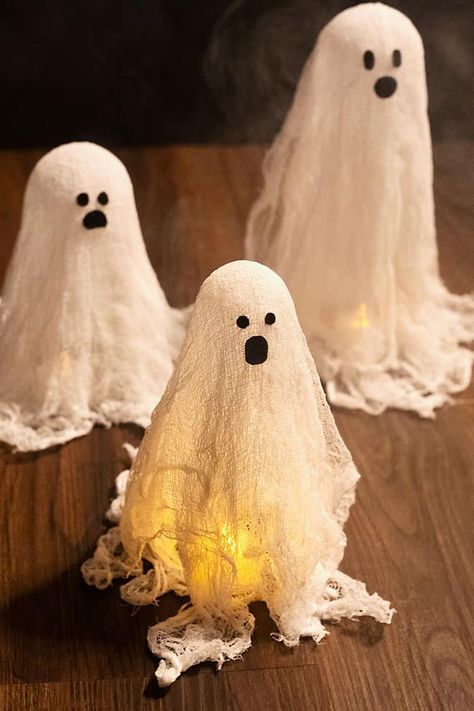 This cheesecloth ghost is SO COOL! It's such a fun and spooky craft for fall and Halloween, and both kids and adults will love how easy these cheesecloth ghosts are to make. And all you need is cheesecloth, glue, and felt! Ghost Leaf Craft, Halloween Ghost Centerpiece, Miniature Ghost Diy, Felt Ghosts Diy, Tissue Paper Ghost Craft, Ghost Out Of Cheese Cloth, Diy Modge Podge Ghosts, Rice Paper Ghost, How To Make Cheesecloth Ghosts