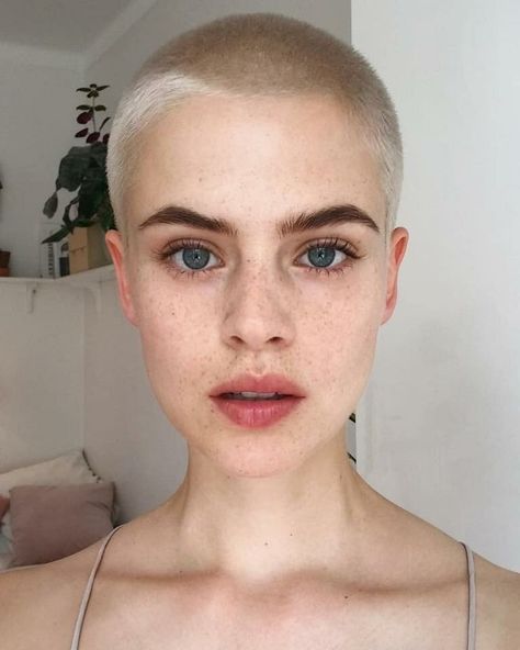 Bald Haircut For Women, Buzz Cut On Women, Lesbian Hair, Blonde Hair At Home, Shaved Hair Women, Girls With Shaved Heads, Androgynous Hair, Shave My Head, Bald Girl