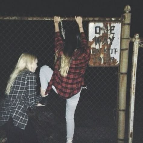 Tumblr 2014 grunge revival aesthetic Fotografia Grunge, You Are My Moon, Tumblr Grunge, Need Friends, I'm With The Band, Alice In Chains, Images Esthétiques, Soul Sisters