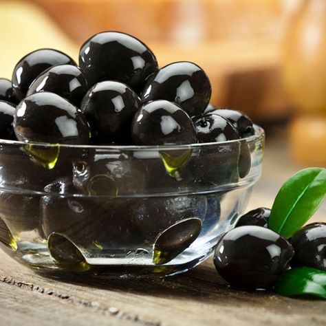 Garlic marinated olives. Black olives are a staple of any classic tapas (Spanish appetizers) menu. These bite-sized wonders are full of flavour and easy to make. Black Olives Recipes, Low Protein Foods, Low Fiber Foods, Spanish Appetizers, Marinated Olives, Olive Recipes, Greek Olives, Applied Nutrition, Appetizer Menu