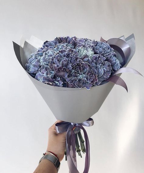 seasonal_looks💋 on Instagram: “The color 😍” Blue Carnations Bouquet, Bouquet Folding, Blue Carnations, Carnation Bouquet, Floral Typography, Blue Bouquet, Key To My Heart, Flower Vases, Flower Decorations