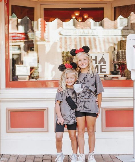 Disney Outfits Mommy And Me, Disneyworld Family Outfit, Disney Outfits Mom And Daughter, Mother Daughter Disney Outfits, One Year Old Disney Outfits, Disney World Outfits For Kids, Disneyland Mommy And Me Outfits, Disneyland Kids Outfit, Mom And Daughter Disney Pictures