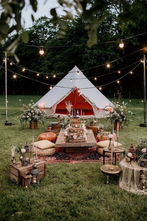 Teepee Garden Party, Picnic Floor Seating, Camp Table Setting, Boho Picnic Set Up, Glamping Bell Tent, Boho Glamping Party, Boho Bell Tent, Glamping Wedding Ideas, Bell Tent Wedding