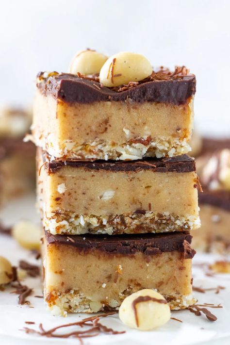 This healthy raw caramel slice is made with easy to find wholefood ingredients that come together beautifully in three delicious easy to make layers. Raw Caramel Slice, Paleo Cakes, Deserturi Raw Vegan, Vegan Bars, Raw Treats, Raw Dessert Recipes, Baked Caramel, High Protein Desserts, Caramel Slice