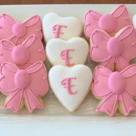 Bows Cookies Decorated, Bow Sugar Cookies Royal Icing, Bow Cookies Royal Icing, Coquette Cookies Decorated, Girly Cookies Decorated, Pink Bow Cookies, Pink Cookies Decorated, Bow Cookies Decorated, Simple Baby Shower Cookies