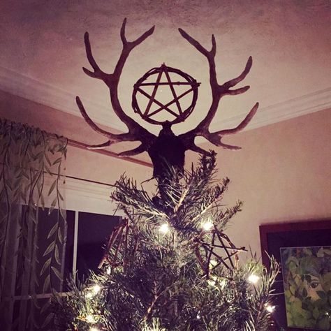 Handmade Stag and Pentacle Tree Topper with Handmade Ornaments Wood Wreaths, Yule Traditions, Yule Crafts, Yule Celebration, Pagan Christmas, Ornaments Painted, Winter Solstice Celebration, Pagan Yule, Yule Tree