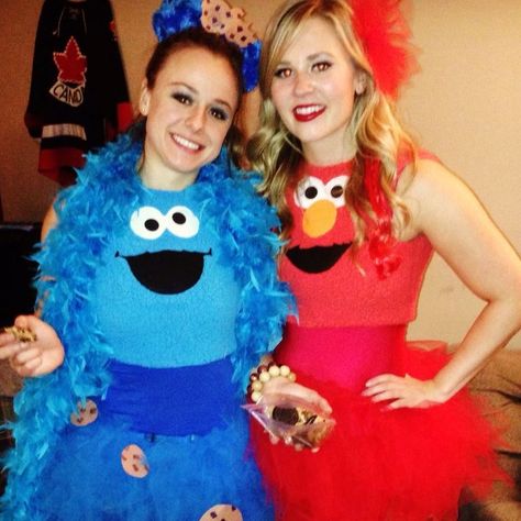 Couples DIY Halloween Costume - Cookie Monster and Elmo Elmo And Cookie Monster Costumes, Cookie Monster Costumes, Monster Costume Diy, Cookie Halloween Costume, Elmo Halloween, Minnie Mouse Costume Diy, Halloween Costumes For 2, Sesame Street Halloween Costumes, Monster Cookies Halloween