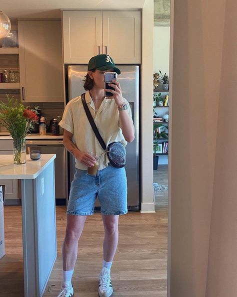 Summer outfit masc Masc Picnic Outfits, Masc Holiday Outfit, Gay Outfits Women Masc, Masc Lesbian Dress Up Outfits, Naarm Melbourne Fashion, Masc Woman Outfit Ideas, Artsy Lesbian Style, Lesbian Summer Fits, Masc Lesbian Beach Outfit