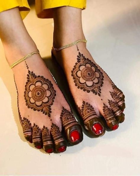 Mehandi Design On Foot, Mehandi Design Foot, Minimal Leg Mehendi Design Simple, Aesthetic Foot Mehndi Designs, Bridal Henna Leg Designs, Mehandi Feet Designs, Mehndi Designs For Leg Foot Henna, Feet Mehndi Designs Simple Aesthetic, Mehndi Leg Design