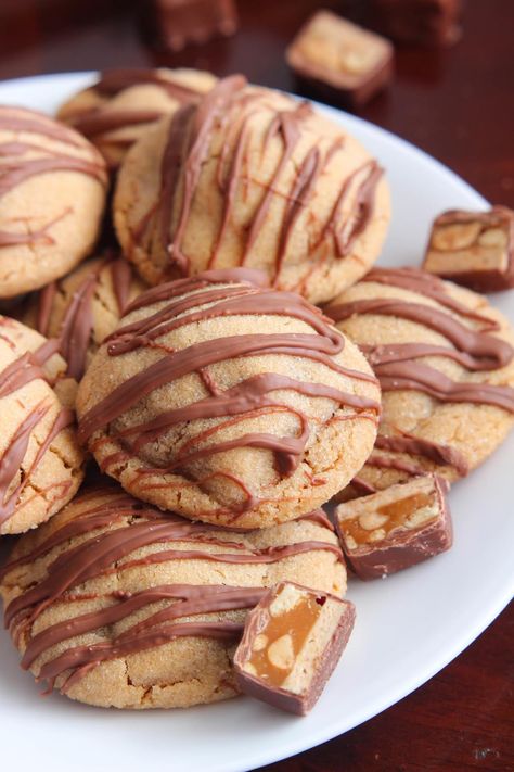 Snickers Stuffed Peanut Butter Cookies Cookies With Reeses Cups, Peanut Butter Cookies Keto, Stuffed Peanut Butter Cookies, Snickers Cookies, Cookies Peanut Butter, Soft Peanut Butter Cookies, Stuffed Cookies, Slab Pie, Reeses Cups