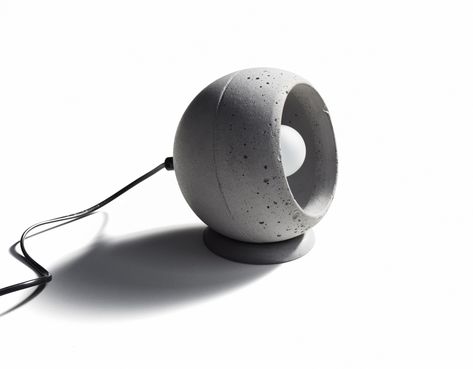 SUPERFLY-T is made of cast concrete. The concrete sphere could be rotated and placed in any position. Design by Urbi et Orbi studio in 2016. Table Beton, Pottery Lighting, Concrete Table Lamp, Concrete Light, Desktop Clock, Beton Design, Mix Concrete, Cement Diy, Concrete Lamp