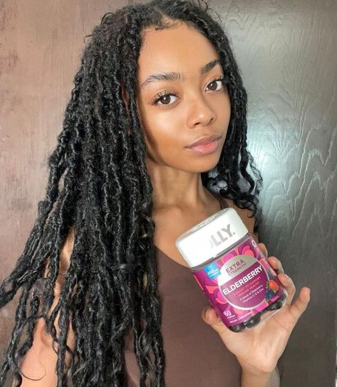 Skai Jackson Faux Locs, Skai Jackson Locs, Hairstyles With Locs, Dyed Locs Ideas, Braids Faux Locs, Locs Ideas, Locs Inspiration, Dyed Locs, African Threading