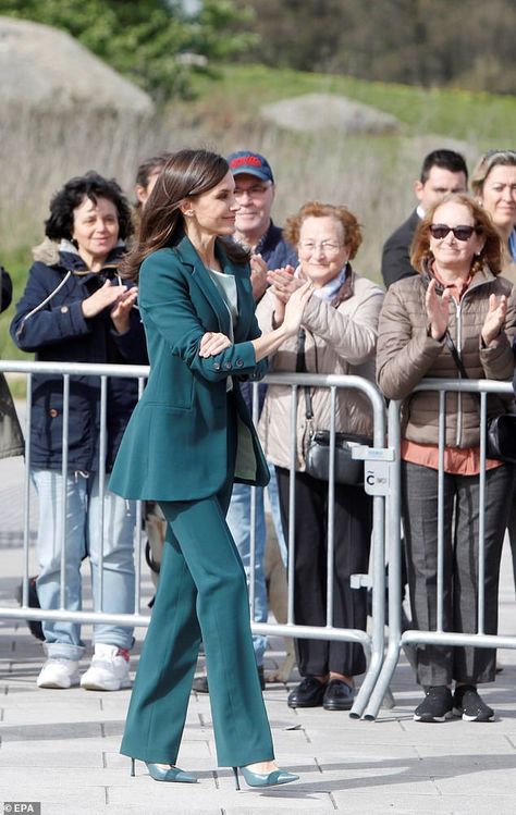 Emerald Suit, Dark Green Blazer, Spanish Queen, Hugo Boss Suit, Princess Of Spain, Spanish Royalty, Estilo Real, Award Ceremony, Spanish Royal Family