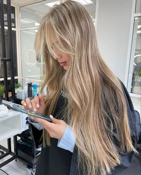 Luxurious Blonde Hair, Lighter Hair Color Ideas, Cold Toned Blonde Hair, Blondeish Brown Hair Color, Blondeish Hair, Trending Blonde Hair 2024, French Blonde Hair, Blonde Long Shag, Streaky Blonde Highlights