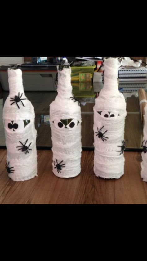 Wine Bottle Painting Ideas Halloween, Wine Bottle Halloween Decorations, Wine Bottle Halloween Crafts, Haloween Decoracion Diy, Halloween Wine Bottle Decorations, Halloween Wine Bottle Crafts, Wine Bottle Craft, Bottle Craft Ideas, Halloween Vase