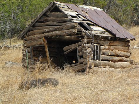 U could call this a "fixer-uper" Abandoned log cabin in Tajique, New Mexico Arch Cabins, Abandoned Cabin, Arched Cabin, Old Cabins, Old Abandoned Buildings, Abandoned Churches, Old Abandoned Houses, Winter Cabin, Timber Frame Homes