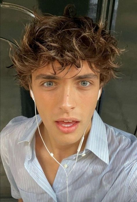 Golden Highlights Brown Hair Men, Light Brown Mens Hair, Highlights Brown Hair Male, Surfer Hair Highlights Men, Male Highlights Hair Men, Mens Light Brown Hair, Mens Brown Hair With Blonde Highlights, Men With Light Brown Hair, Mens Brown Hair With Highlights