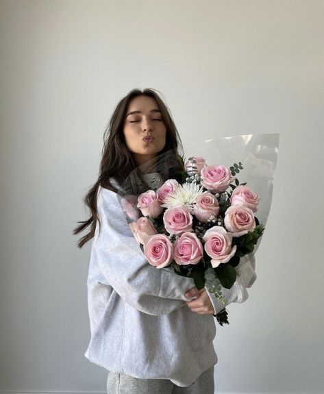 Beautiful Profile Pictures, Flower Photoshoot, Nothing But Flowers, Flowers Bouquet Gift, Best Poses For Pictures, Instagram Feed Inspiration, Best Photo Poses, Pink Bouquet, Vintage Birthday