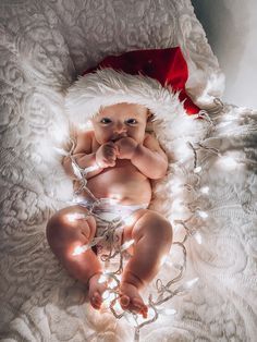 Themed Baby Photoshoot, Baby Healthy Food, Thanksgiving Baby Pictures, Christmas Baby Photoshoot, Holiday Baby Pictures, Newborn Christmas Pictures, Diy Christmas Photoshoot, Baby Holiday Photos, Baby Christmas Photography