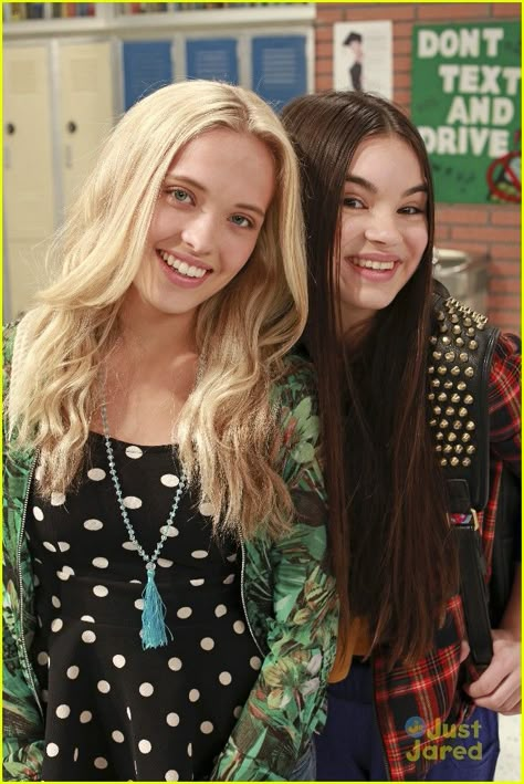 Lauren Taylor (Shelby) and Landry Bender (Cyd) Best Friends Whenever Landry Bender, Disney Actresses, Disney Best Friends, Lauren Taylor, New Disney Movies, Best Friends Whenever, Concept Clothing, Female Actresses, Disney Stars