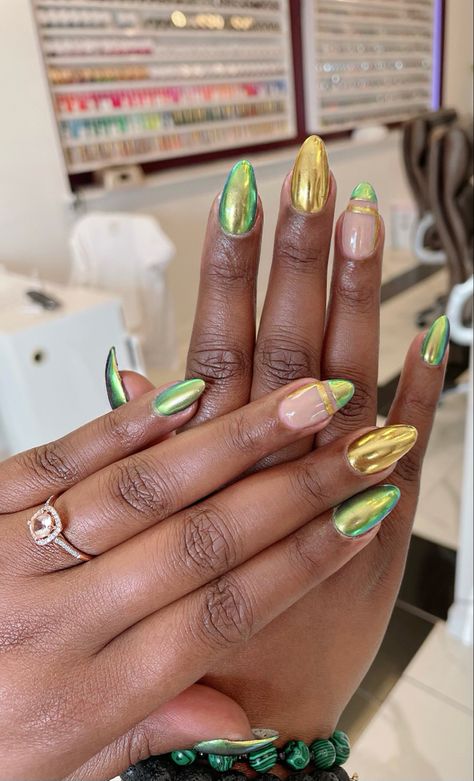 Chrome Trending Nails Metallic Tip Nails, Crome Nails Design Ombre, Metallic Gold Nail Designs, Green Metallic Nails, Coral Chrome Nails, Chrome Toe Nails, Chrome Nails With Design, Green Chrome Nails Designs, Colored Chrome Nails