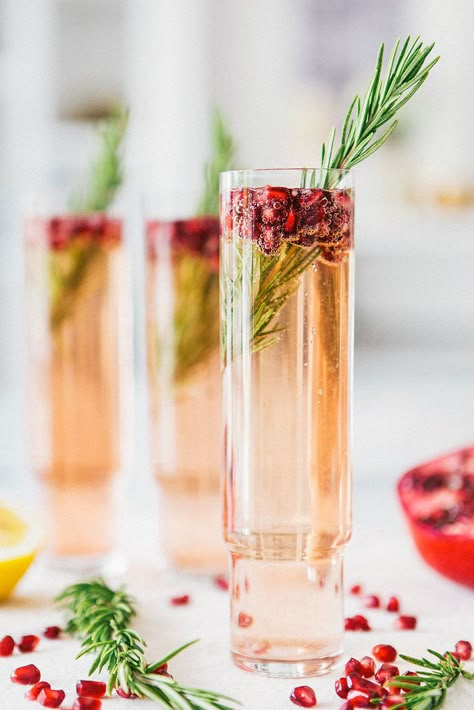 Pomegranate Rosemary Spritzer with Prosecco, peach schnapps, lemon juice and mango soda // A House in the Hills. Cocktail Prosecco, Christmas Cocktails Easy, Winter Sangria, Champagne Cupcakes, Prosecco Cocktails, Malibu Rum, Peach Schnapps, Grand Marnier, Christmas Cocktails