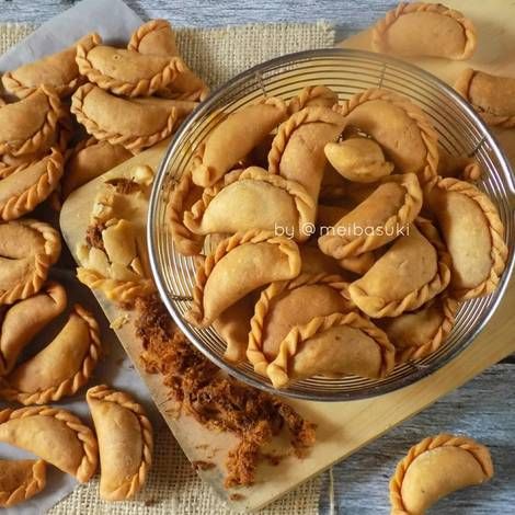 Pastel Keju Mini Isi Abon Pastel Mini, Indonesian Desserts, Malay Food, Berbuka Puasa, Puff Recipe, Easy Cooking Recipes, Culinary Recipes, Indonesian Food, Savory Snacks