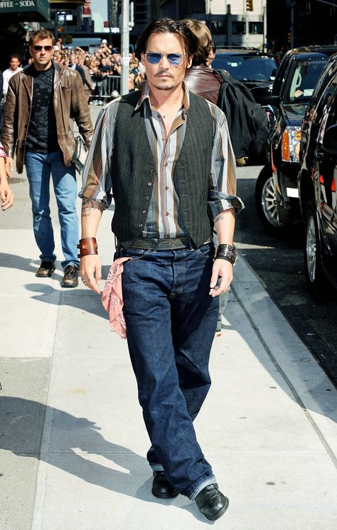 Johnny Depp Style, Johnny Depp Pictures, Young Johnny Depp, Johnny D, The Eighties, David Letterman, Styl Boho, Short Hair Older Women, Mode Inspo