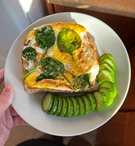 Spinach Eggs, Egg Spinach, Eggs Spinach, Simple Family Meals, Spinach Egg, Healthy Food Inspiration, Daily Workouts, Toasted Bread, Healthy Food Dishes