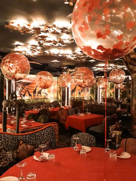 Valentines Day Decorations Restaurant, Royal Wedding Decorations, Ceiling Balloons, Red Restaurant, Arch Designs, Bubblegum Balloons, Valentines Day Pictures, Balloon Ideas, Valentine Coloring