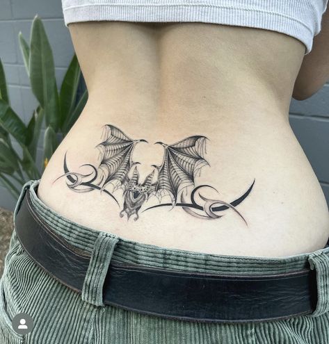 Bat Tramp Stamp, Tattoo Designs Fine Line, Tattoo Designs Minimalist, Vampire Tattoo Designs, Fine Line Tattoo Designs, Line Tattoo Designs, Tattoo Designs Small, Borboleta Tattoo, Vampire Tattoo