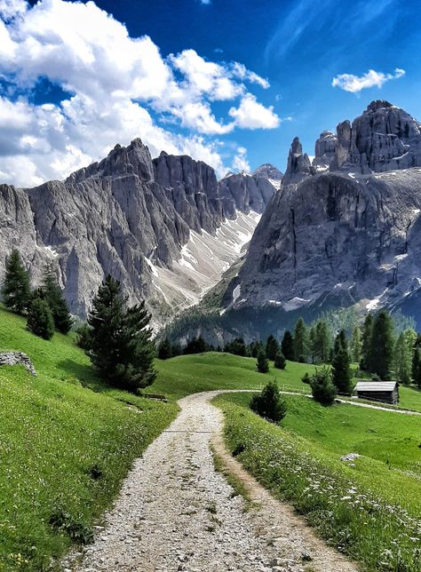 Cosa vedere in Alta Badia, ecco le 14 cose da non perdere - Montagna di Viaggi World Most Beautiful Place, Best Vacation Destinations, Travel Bucket List Usa, Africa Destinations, Best Travel Quotes, Hidden Places, Most Beautiful Cities, Beautiful Places In The World, Beautiful Mountains