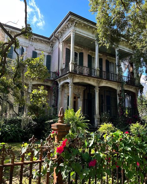 hidden nola | Movie set magic 🪄 Have you visited this gorgeous Prytania Street house?! . . . #hiddennola #nola #nolaadore #neworleans #gardendistrict… | Instagram Nola Aesthetic, New Orleans House Exterior, Nola Architecture, New Orleans Houses, New Orleans Mansion, Nola House, New Orleans Style Homes, New Orleans House, Manor Interior