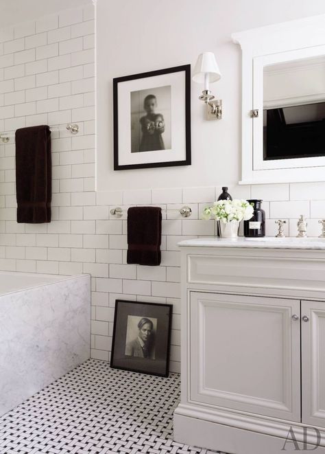 Bilik Air, Black White Bathrooms, Manhattan Apartment, Classic Bathroom, White Subway Tile, White Floors, Bathroom Redo, Hus Inspiration, Bad Design