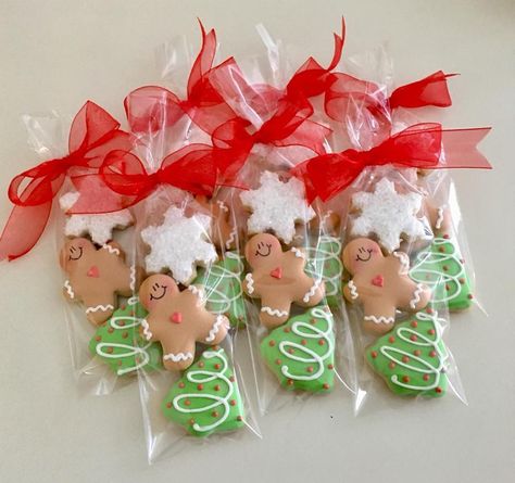 Christmas Cookie Favors, Christmas Cookie Goodie Bags, Christmas Cookies Gift Ideas, Christmas Pastry Box Ideas, Christmas Cookie Bags Ideas, Easy Christmas Royal Icing Cookies, Cookie Christmas Gifts, Christmas Cookie Packaging Ideas, Christmas Cookie Gifts