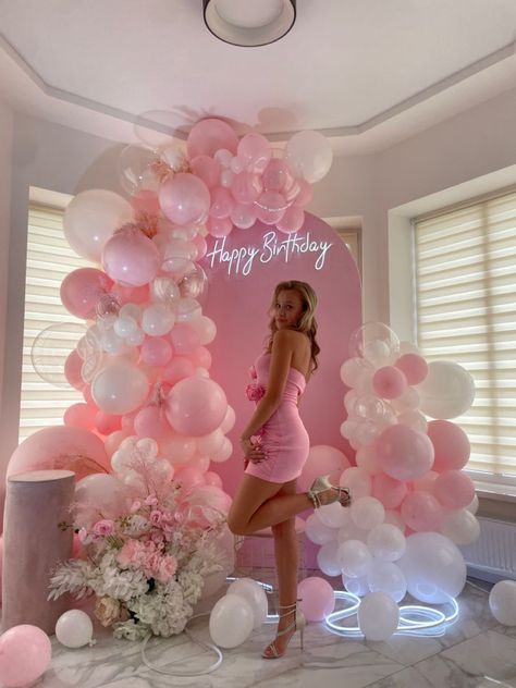 Pretty Pink Party, Pink Birthday Party Sweet 16, Pink Sweet 16 Birthday Party, Pink And Silver Birthday Party Ideas, Sweet Sixteen Balloons Decorations, Pretty Birthday Decor, Pastel Pink Birthday Decorations, Pink Themed Party Outfit, White And Pink Birthday Party Decoration