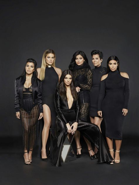 Kardashian Family Photo, Kardashian And Jenner, Kim Khloe Kourtney, Estilo Kim Kardashian, Maxi Dress Bodycon, Cultura Hip Hop, Family Photo Studio, Group Photo Poses, Kylie Jenner Look