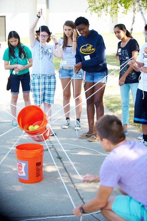 This fun game doubles as a great teamwork activity Basketball Promposal, Permainan Kerjasama Tim, Kerja Tim, Aktiviti Tadika, Teamwork Activities, Elementary School Principal, العمل الجماعي, Problem Solving Activities, Team Building Games