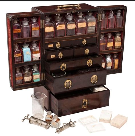 Kule Ting, Tapeta Harry Potter, Apothecary Cabinet, Witch Aesthetic, Cool Stuff, تصميم داخلي, Apothecary, Hogwarts, Sake