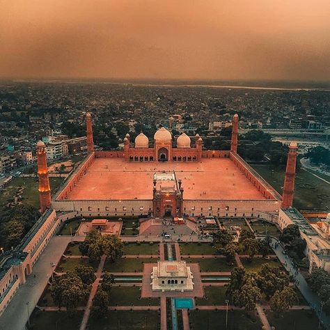 Badshahi Masjid, Naran Kaghan, Restaurant Seating Design, Badshahi Mosque, Pakistan Pictures, Khyber Pakhtunkhwa, Travel Trends, Lahore Pakistan, Islamic Republic