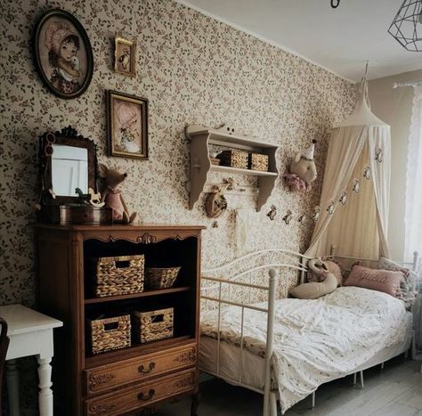 Country Cottage Living Guest Bedroom Cottagecore, Victorian Childs Bedroom, Cottage Rugs Bedroom, Vintage Girls Room Ideas, French Country Kids Bedroom, Kids Vintage Bedroom, Toddler Girl Vintage Bedroom, Old Money Kids Bedroom, Cottagecore Girls Bedroom