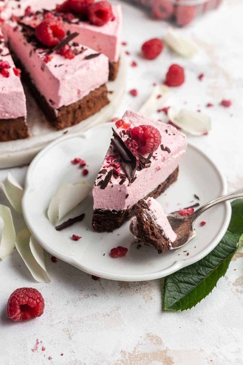 This Chocolate Raspberry Mousse Cake is a showstopper set to impress. A light chocolate sponge is layered with a light and refreshing raspberry mousse. Decorated with fresh raspberries and chocolate shavings, this dessert will wine your Valentine’s heart. By Emma Duckworth Chocolate Raspberry Mousse, Nutritional Meals, Miniature Desserts, Chocolate Raspberry Mousse Cake, Raspberry Mousse Cake, Mousse Cake Recipe, Raspberry Mousse, Chanel Party, Frozen Dessert Recipe