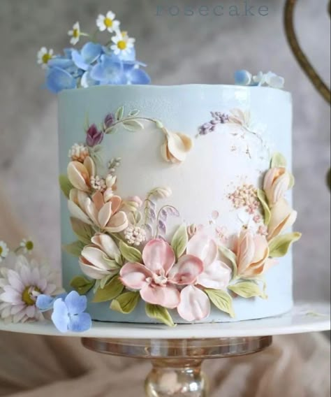 Kek Kahwin, Cake With Flowers, Beautiful Cake Designs, Elegant Birthday Cakes, Cake Decorating Designs, Beautiful Desserts, Painted Cakes, Delicate Flowers, Gorgeous Cakes