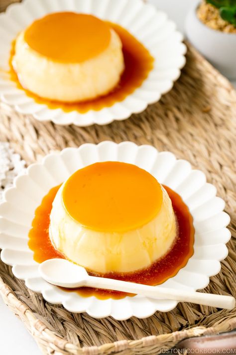 Purin is a Japanese take on crème caramel, also known as flan, or caramel pudding. Sharing tips on how to make smooth, silky texture for this ultimate dessert. #purin #cremecaramel #flan #custardpudding #caramelpudding | Easy Japanese Recipes at JustOneCookbook.com Japanese Purin Recipe, Purin Recipe, Japanese Custard Pudding, Japanese Custard, Japanese Pudding, Ramekin Recipe, Japenese Food, Cafe Recipes, Japanese Desserts